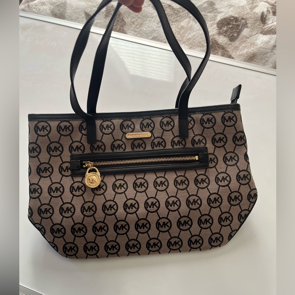 Michael Kors Purse, black leather, work bag. Medium neutral purse